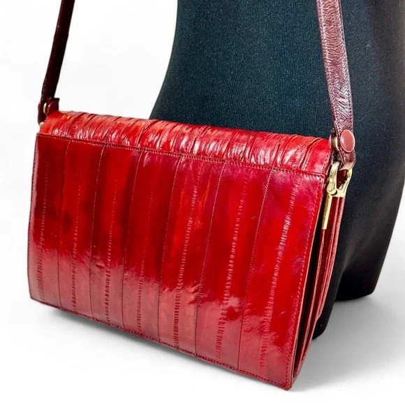 Red Eel Skin, Pleated/Gathered Front Flap Shoulder bag, made in Korea 1980s - Picture 7 of 14